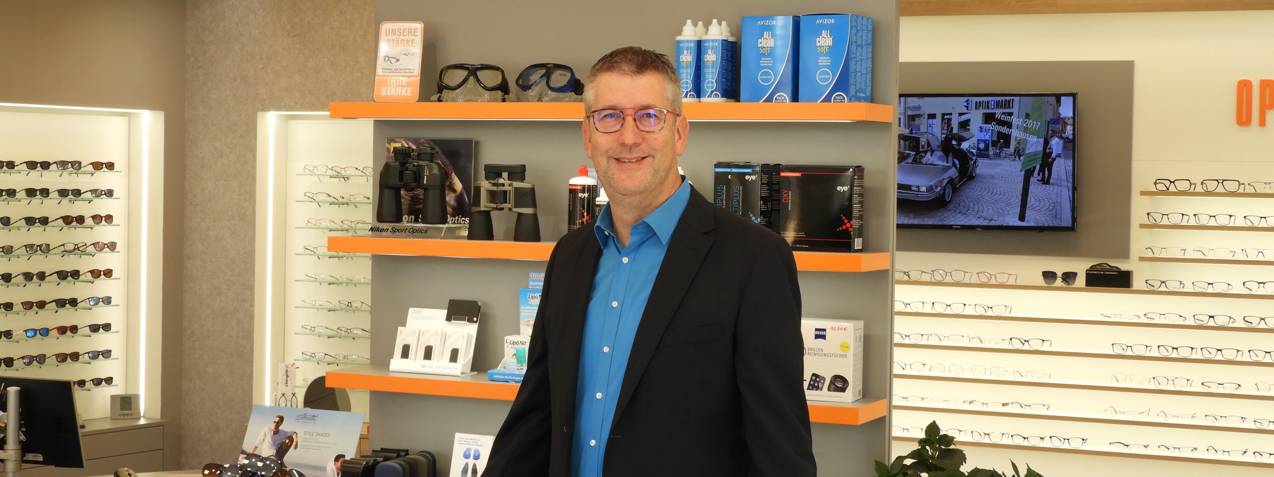 Andreas Kühn im Ladengeschäft bei Optik am Markt in Sondershausen.