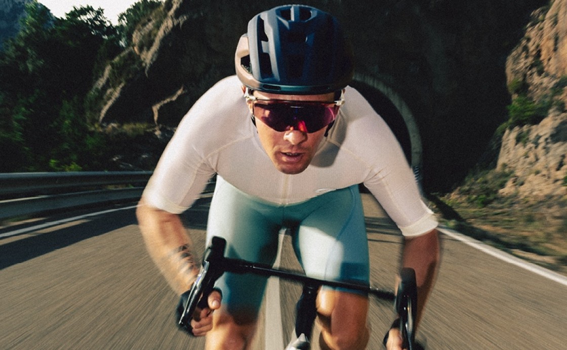 Oakley Sport: Mann mit Sportbrille beim Radfahren